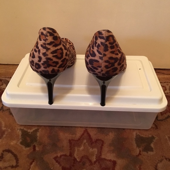 Guess fabric Leopard Peep Toe Pumps - Picture 4 of 5